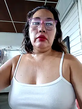 Snapshot of anniecoopeer chatting on 02.12.25 anniecoopeer online show from 02.12.25