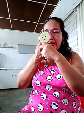 Snapshot of anniecoopeer chatting on 03.08.25 anniecoopeer online show from 03.08.25