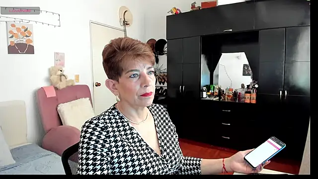 Snapshot of Angelina_Stone_65 chatting on 12.01.25 Angelina Stone 65 online show from 12.01.25