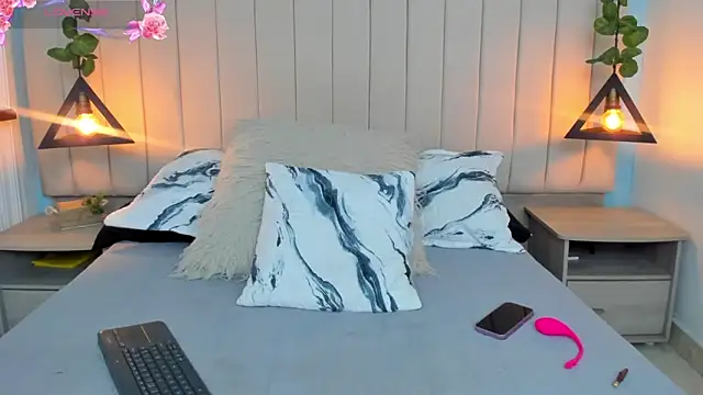 JulianaWaldo online show from 01.31.25