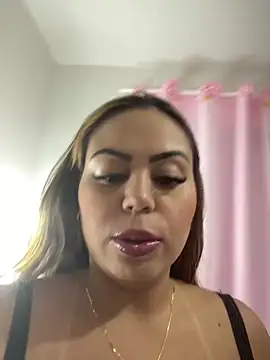 Snapshot of lariic chatting on 01.28.25 lariic online show from 01.28.25