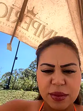 Snapshot of lariic chatting on 09.26.25 lariic online show from 09.26.25