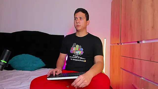 Snapshot of ANDREZALVAREZ chatting on 11.07.25 ANDREZALVAREZ online show from 11.07.25