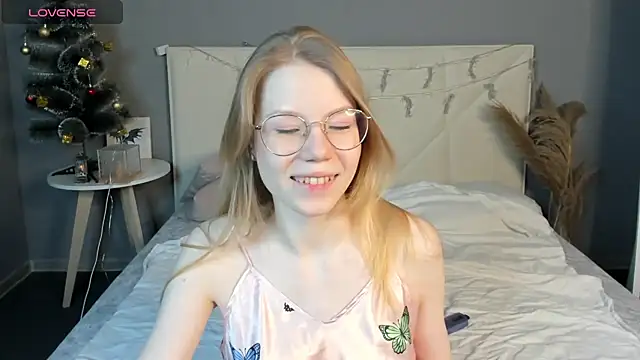 Snapshot of Esme_Runn chatting on 12.16.24 Esme Runn online show from 12.16.24