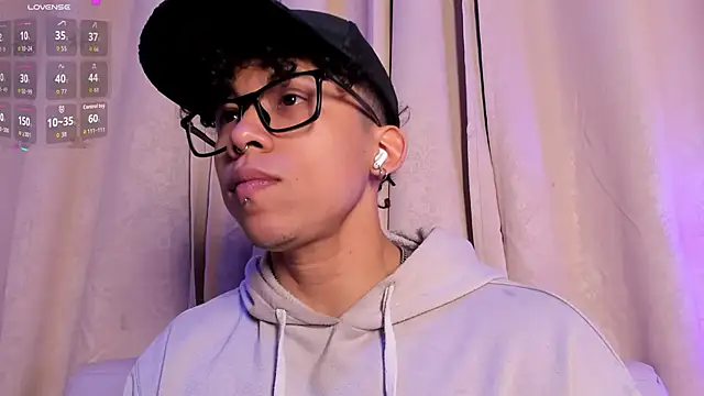 Snapshot of AkazaBoy_ chatting on 03.18.26 AkazaBoy online show from 03.18.26