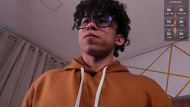 Snapshot of AkazaBoy_ chatting on 04.09.26 AkazaBoy online show from 04.09.26