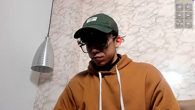 Snapshot of AkazaBoy_ chatting on 04.11.26 AkazaBoy online show from 04.11.26