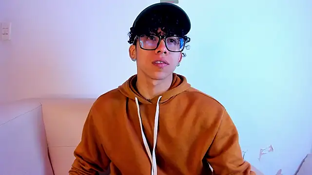 Snapshot of AkazaBoy_ chatting on 04.12.26 AkazaBoy online show from 04.12.26