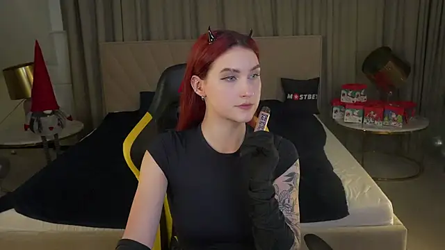 Magnetic Mia  online show from 01.04.25