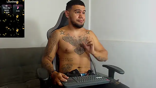 Snapshot of Aaron_Hunter_ chatting on 10.01.25 Aaron Hunter online show from 10.01.25