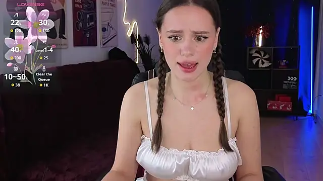 Snapshot of Emillias chatting on 11.17.25 Emillias online show from 11.17.25