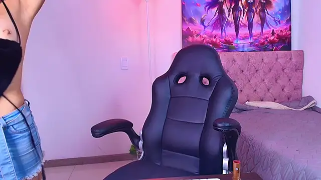 Snapshot of AuroraDiaz chatting on 02.25.25 AuroraDiaz online show from 02.25.25