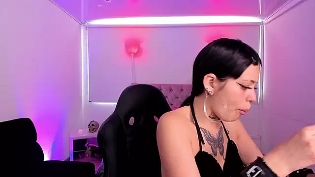 Snapshot of AuroraDiaz chatting on 10.10.25 AuroraDiaz online show from 10.10.25