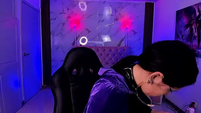 Snapshot of AuroraDiaz chatting on 11.21.25 AuroraDiaz online show from 11.21.25