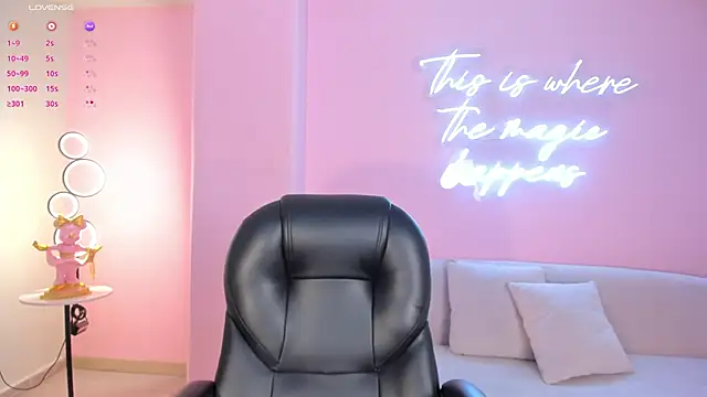 Snapshot of TaraLawrence chatting on 03.02.25 TaraLawrence online show from 03.02.25