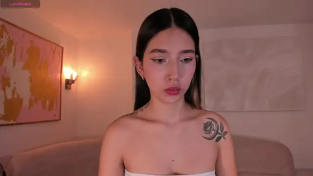 Snapshot of TaraLawrence chatting on 11.11.25 TaraLawrence online show from 11.11.25