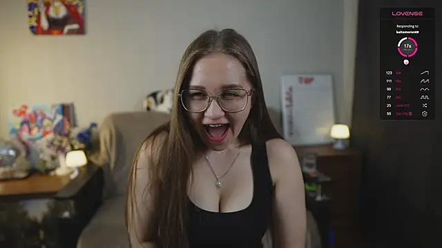 Snapshot of Miatiny chatting on 10.04.25 Miatiny online show from 10.04.25