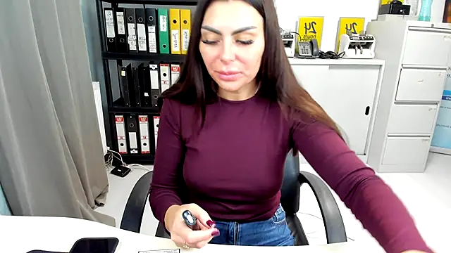 Snapshot of kilenyapatrice chatting on 11.18.25 kilenyapatrice online show from 11.18.25