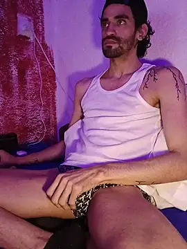 Snapshot of johngil0995 chatting on 11.23.25 johngil0995 online show from 11.23.25