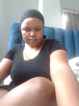 Snapshot of Curveysinaa chatting on 02.06.25 Curveysinaa online show from 02.06.25