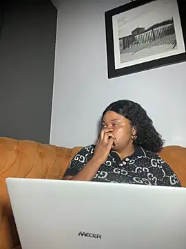 Snapshot of Curveysinaa chatting on 03.10.25 Curveysinaa online show from 03.10.25