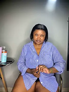 Snapshot of Curveysinaa chatting on 10.17.25 Curveysinaa online show from 10.17.25