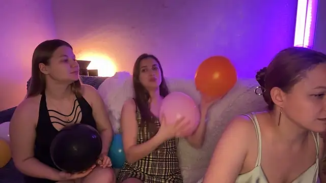 Snapshot of __2sya__ chatting on 11.21.25 2sya online show from 11.21.25