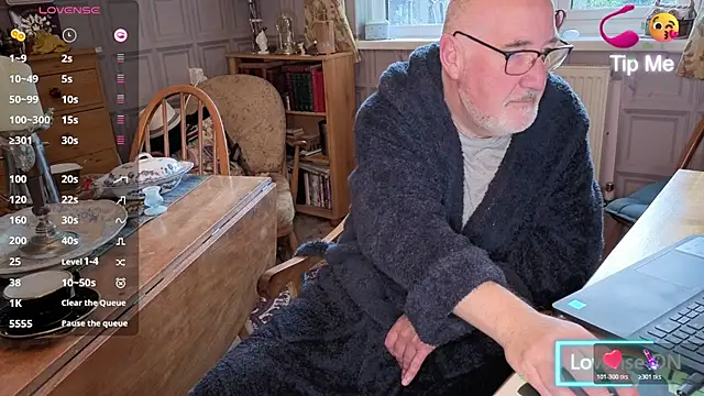 Adamdaddybear online show from 10.28.25