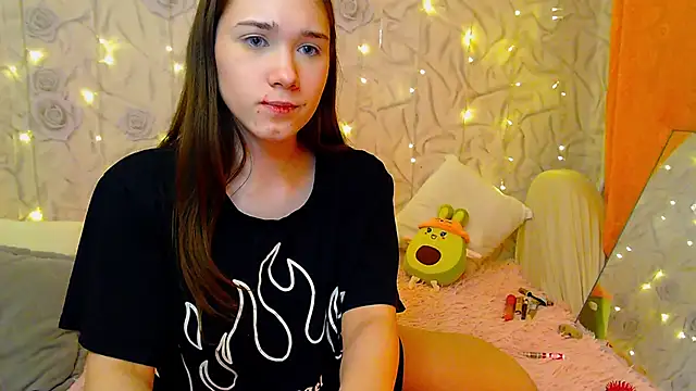 Snapshot of fluffy_kitty_ chatting on 10.30.25 fluffy kitty online show from 10.30.25