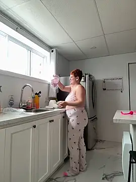 Snapshot of Sweetleeahxx chatting on 09.23.25 Sweetleeahxx online show from 09.23.25