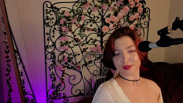 Snapshot of LisaVamp chatting on 09.15.25 LisaVamp online show from 09.15.25