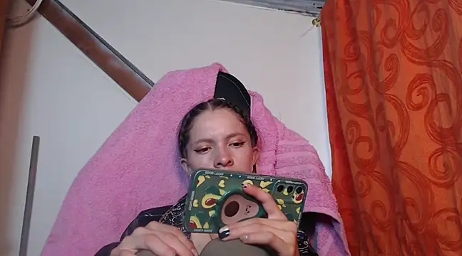 Snapshot of sweetdam12 chatting on 01.28.25 sweetdam12 online show from 01.28.25