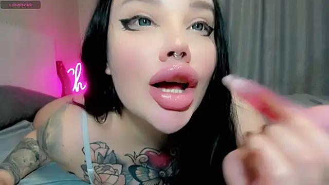 Snapshot of Aira_vi chatting on 05.18.26 Aira vi online show from 05.18.26