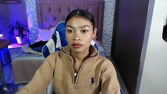 Snapshot of Perla_prg chatting on 11.11.25 Perla prg online show from 11.11.25