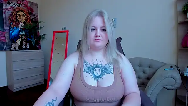 Snapshot of Doliss chatting on 10.11.25 Doliss online show from 10.11.25