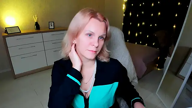 Snapshot of Louisa_Bay chatting on 12.06.24 Louisa Bay online show from 12.06.24