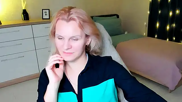 Snapshot of Louisa_Bay chatting on 12.06.24 Louisa Bay online show from 12.06.24