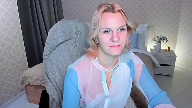 Snapshot of Louisa_Bay chatting on 12.13.24 Louisa Bay online show from 12.13.24