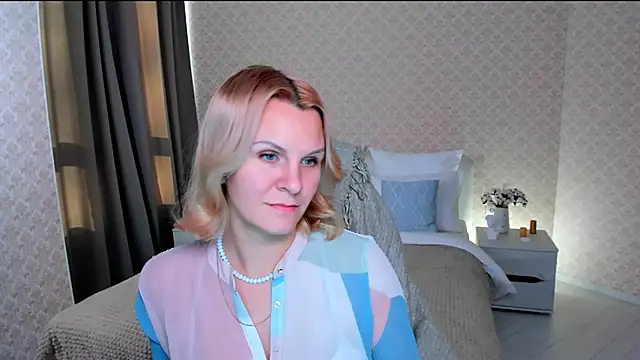 Snapshot of Louisa_Bay chatting on 12.13.24 Louisa Bay online show from 12.13.24