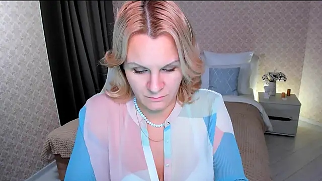 Snapshot of Louisa_Bay chatting on 12.13.24 Louisa Bay online show from 12.13.24