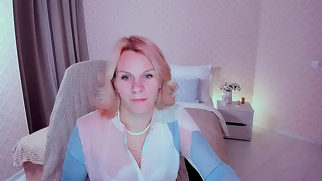 Snapshot of Louisa_Bay chatting on 12.14.24 Louisa Bay online show from 12.14.24