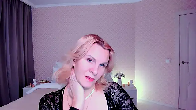 Snapshot of Louisa_Bay chatting on 12.19.24 Louisa Bay online show from 12.19.24