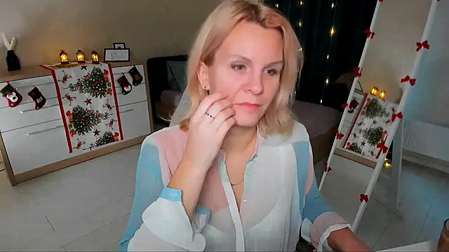 Snapshot of Louisa_Bay chatting on 12.21.24 Louisa Bay online show from 12.21.24