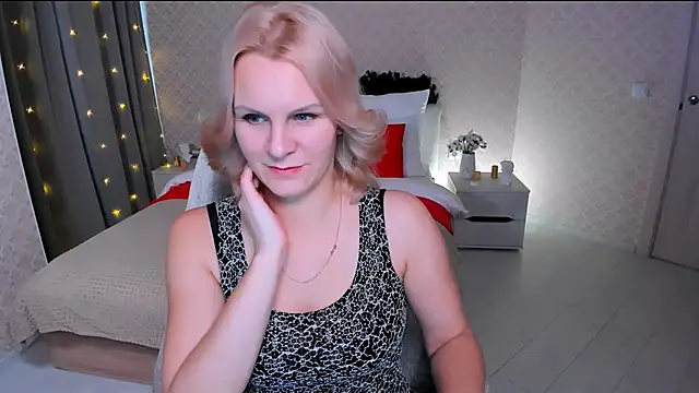 Snapshot of Louisa_Bay chatting on 12.30.24 Louisa Bay online show from 12.30.24