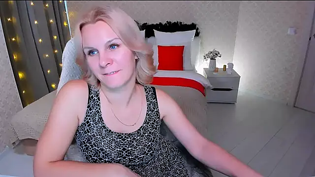 Snapshot of Louisa_Bay chatting on 12.30.24 Louisa Bay online show from 12.30.24