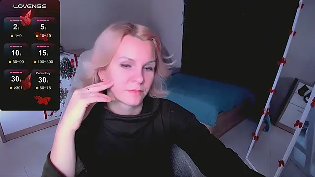 Snapshot of Louisa_Bay chatting on 01.10.25 Louisa Bay online show from 01.10.25