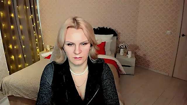 Snapshot of Louisa_Bay chatting on 01.15.25 Louisa Bay online show from 01.15.25