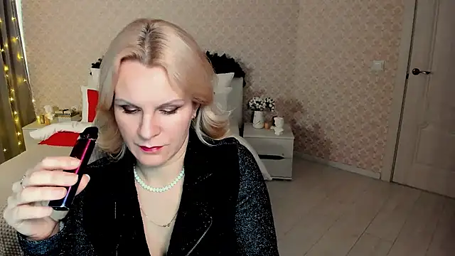 Snapshot of Louisa_Bay chatting on 01.15.25 Louisa Bay online show from 01.15.25