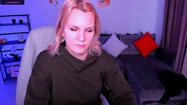 Snapshot of Louisa_Bay chatting on 01.17.25 Louisa Bay online show from 01.17.25