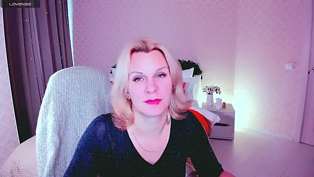 Snapshot of Louisa_Bay chatting on 01.22.25 Louisa Bay online show from 01.22.25